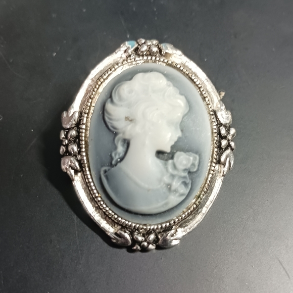 Pretty 1950 metal cameo - Picture 1 of 1